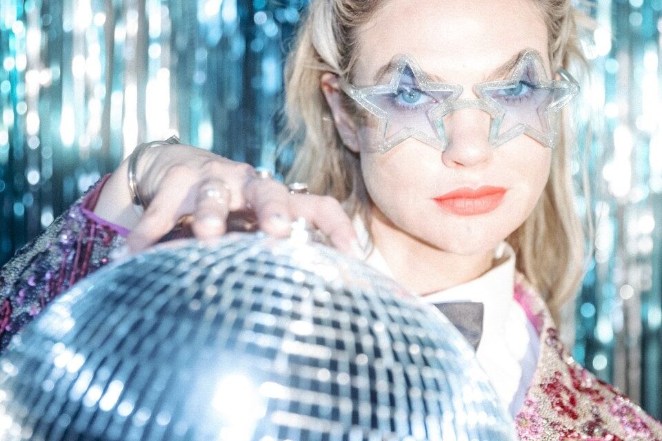 Mindy Gledhill releases a fun synth pop song titled “Prismatic” – Aipate
