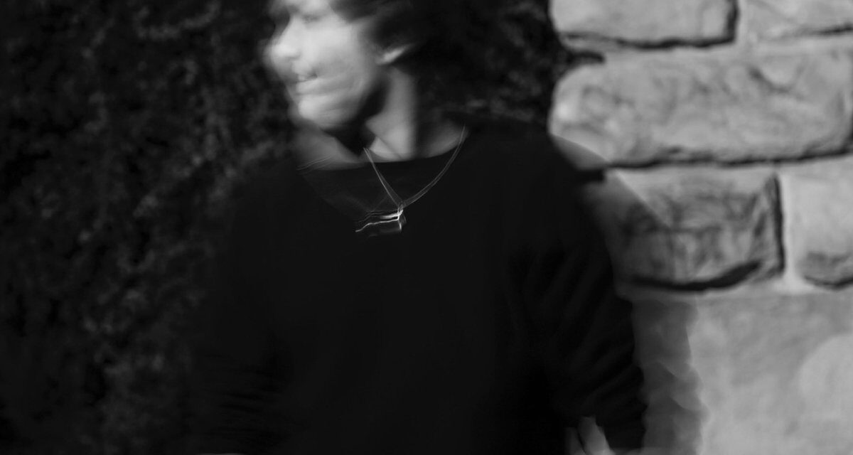 Listen to “CAVE” by Miami-based artist Simón – Aipate