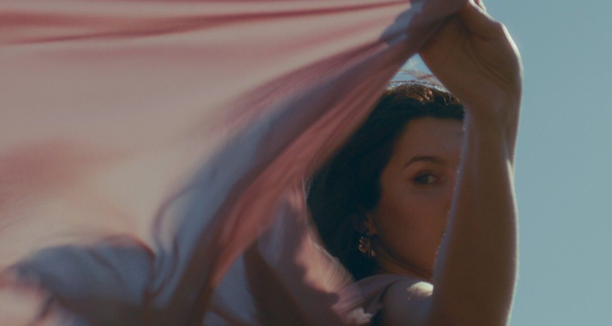 Alayna reveals bright visuals for her latest single “Softly” – Aipate